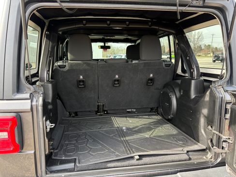 Used 2018 Jeep Wrangler Unlimited Sahara image 9