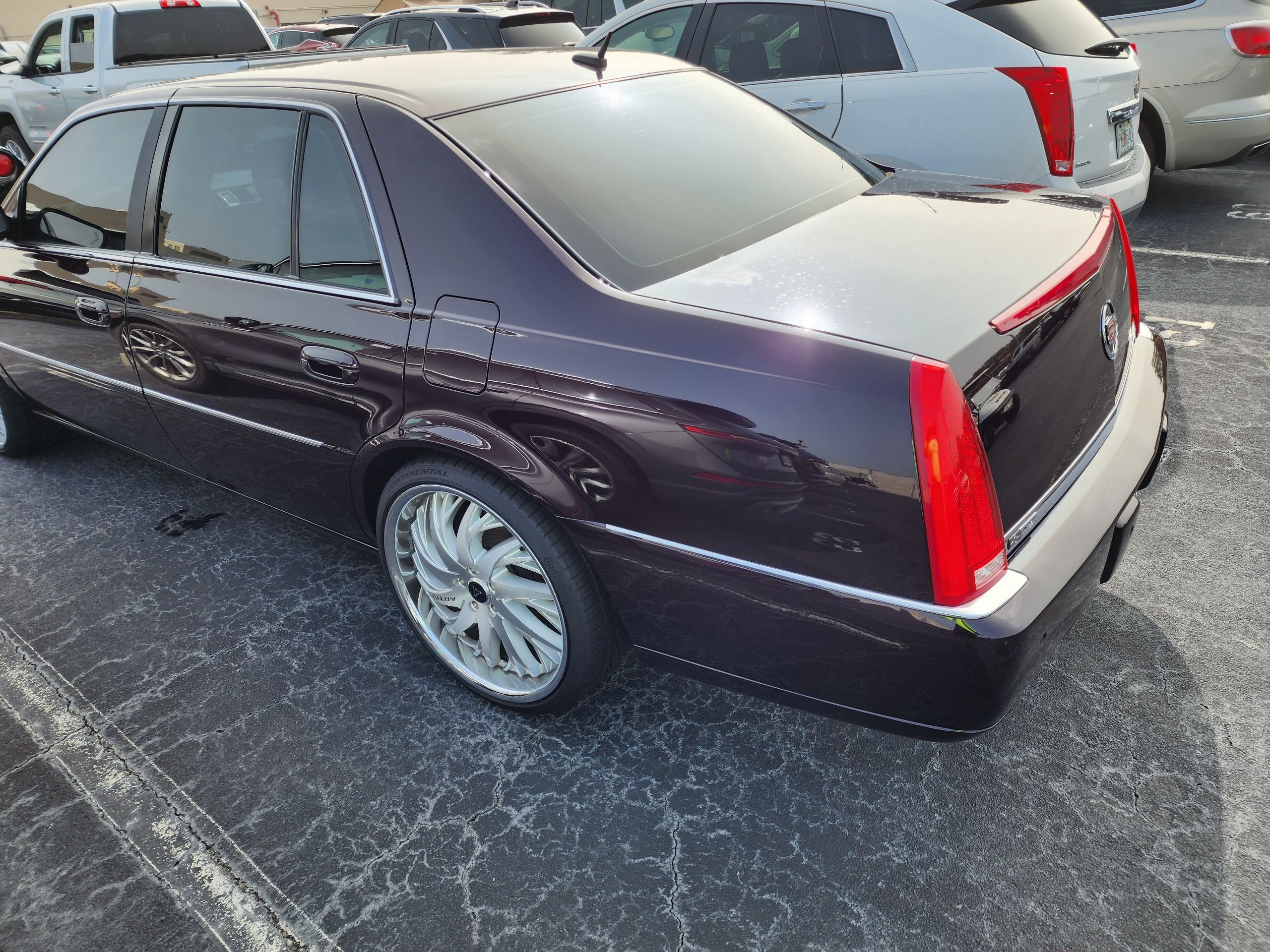 Used 2008 Cadillac DTS w/ Sun And Navigation Package FWD image 4