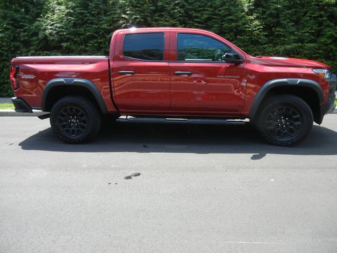 Used 2023 Chevrolet Colorado Trail Boss w/ Technology Package AWD/4WD image 10