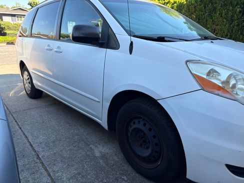 Used 2010 Toyota Sienna CE image 1