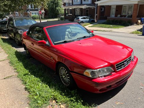 Used 2004 Volvo C70 HT FWD image 2