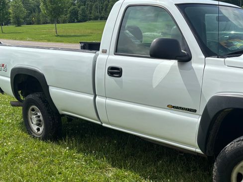 Used 2006 Chevrolet Silverado 2500 W/T w/ Snow Plow Prep Package AWD/4WD image 2