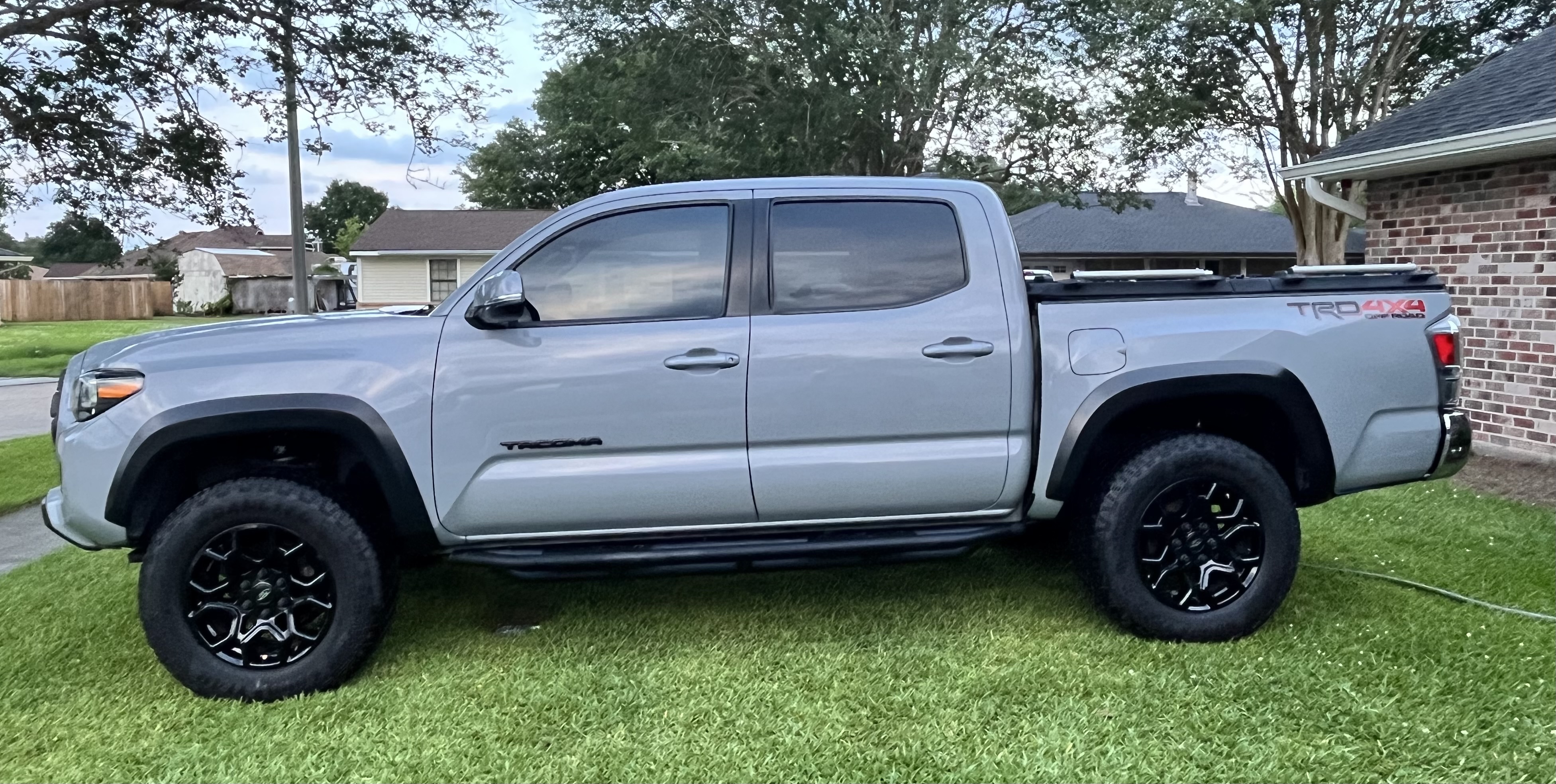 Used 2020 Toyota Tacoma TRD Off-Road AWD/4WD image 1