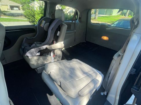 Used 2012 Chrysler Town & Country Limited image 14