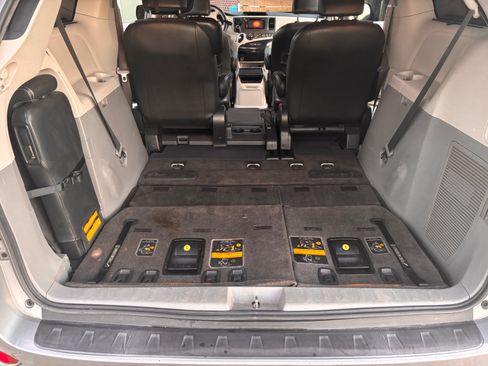 Used 2013 Toyota Sienna SE image 12