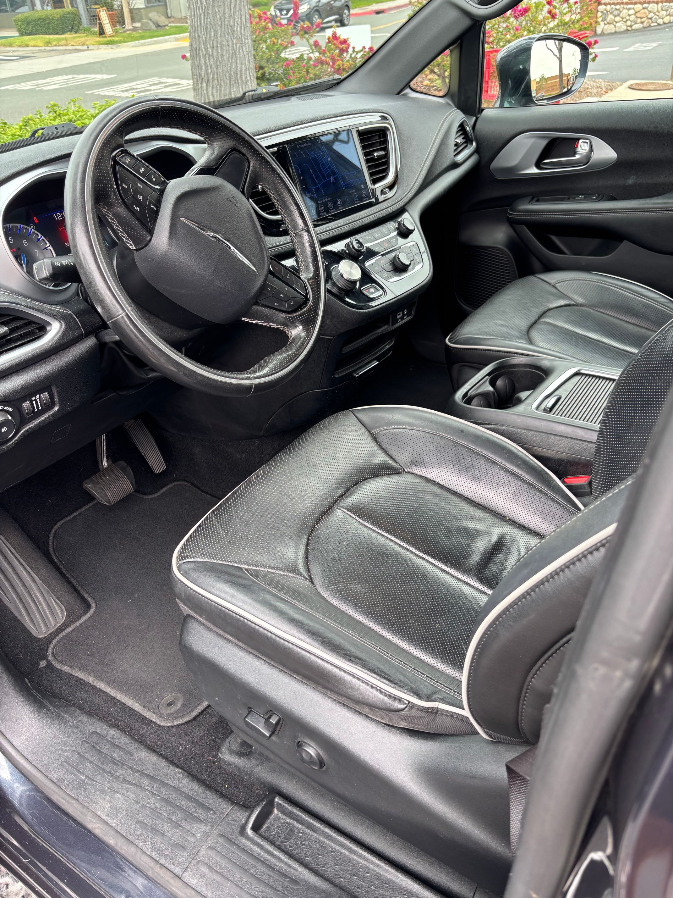 Used 2020 Chrysler Pacifica Limited w/ Advanced Safetytec Group FWD image 11