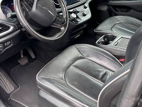 Used 2020 Chrysler Pacifica Limited w/ Advanced Safetytec Group FWD image 11