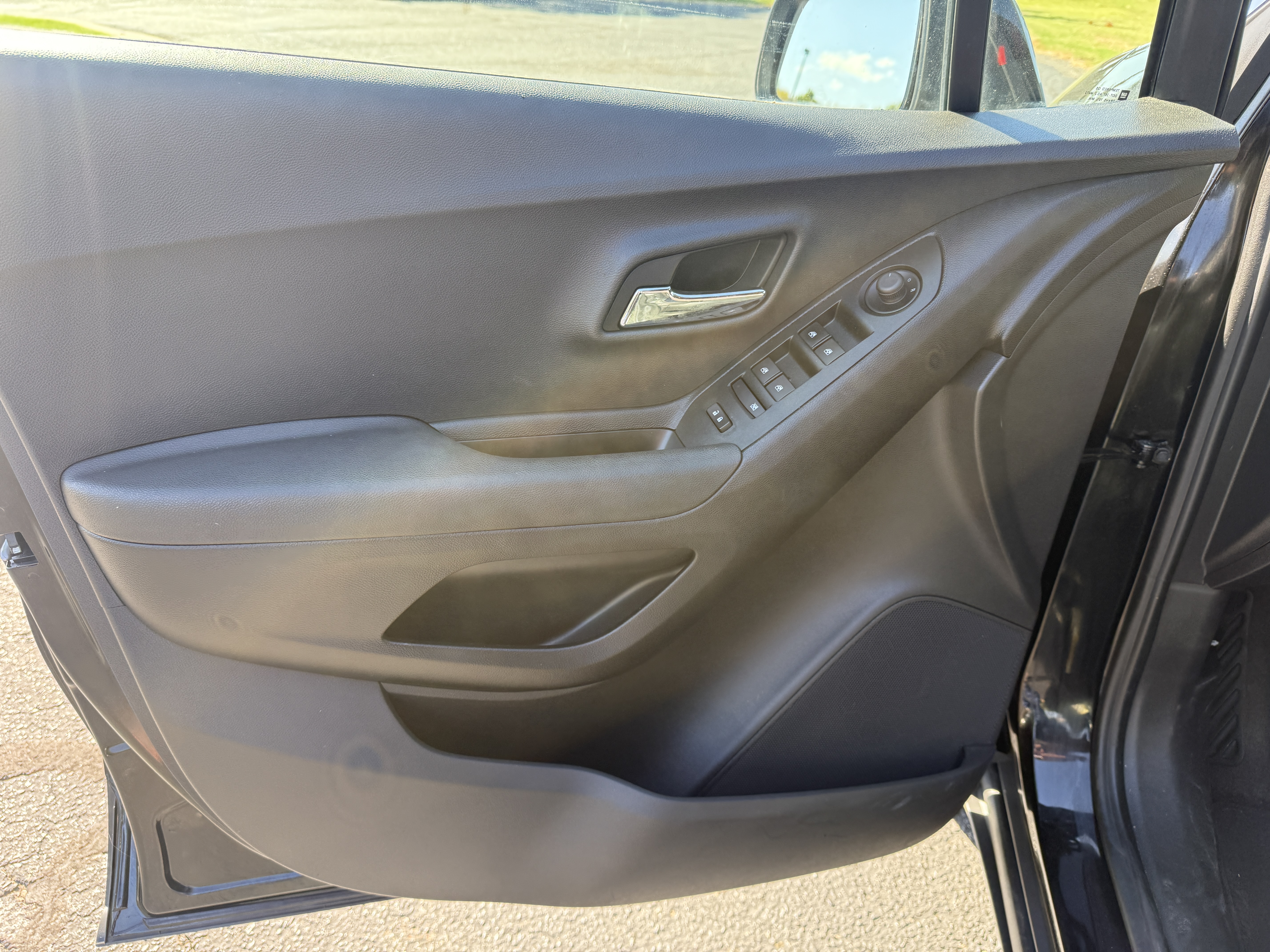 Used 2019 Chevrolet Trax LT w/ LT Convenience Package FWD image 11
