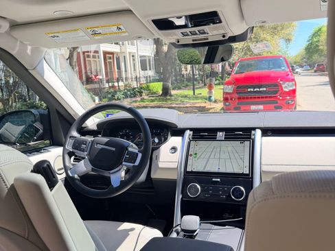 Used 2024 Land Rover Discovery S image 2