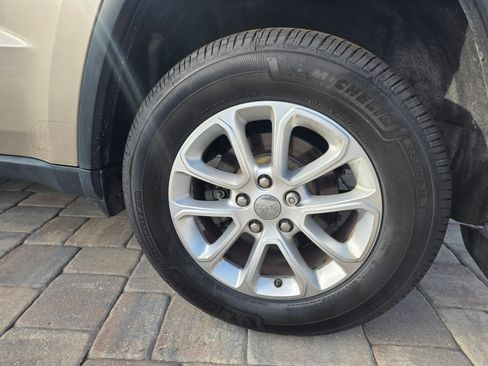 Used 2014 Jeep Grand Cherokee Laredo w/ 18" Wheel & 8.4" Radio Group image 14