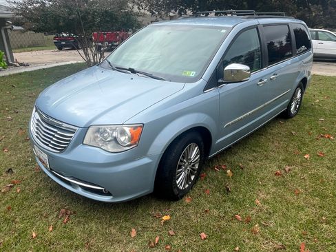 Used 2013 Chrysler Town & Country Touring-L w/ Driver Convenience Group image 2