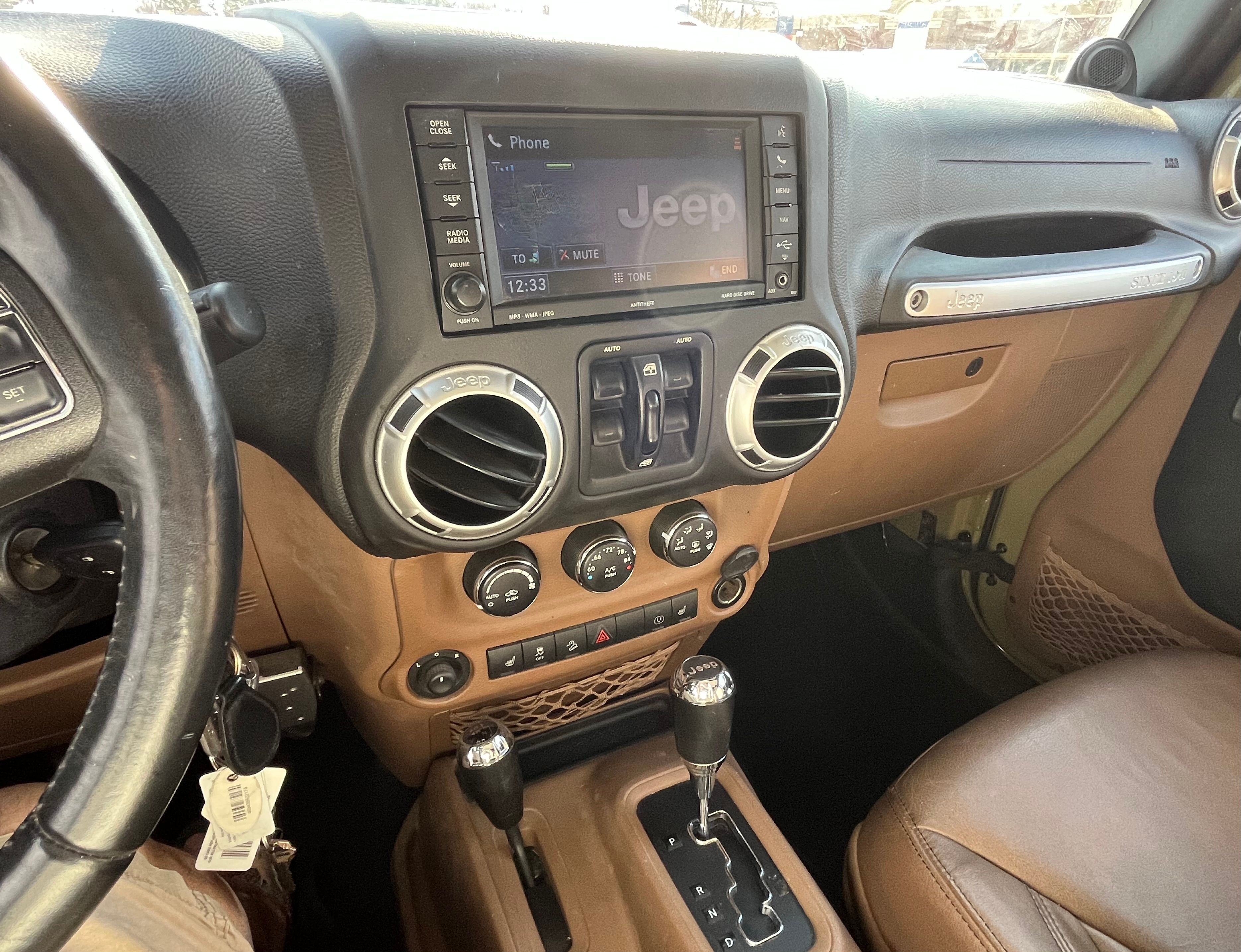 Used 2013 Jeep Wrangler Unlimited Rubicon w/ Connectivity Group AWD/4WD image 15