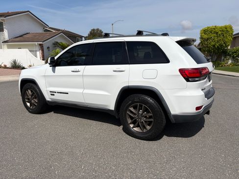 Used 2017 Jeep Grand Cherokee Laredo image 5