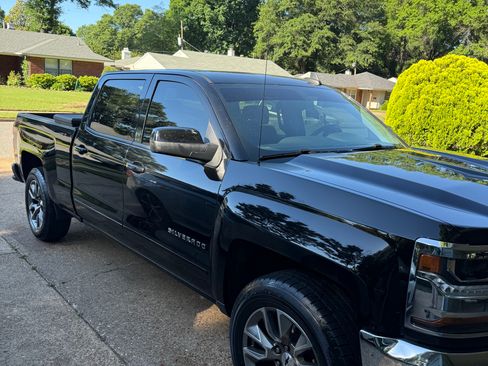 Used 2017 Chevrolet Silverado 1500 LT AWD/4WD image 2