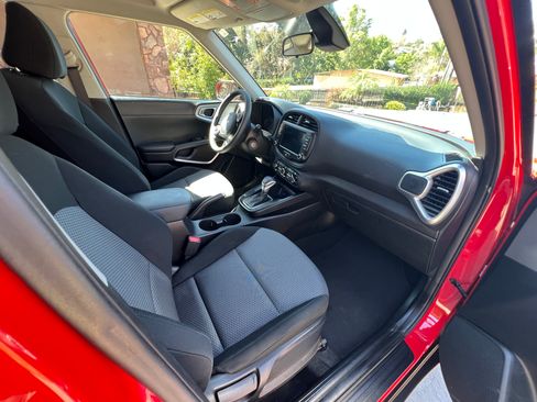 Used 2022 Kia Soul LX w/ Technology Package FWD image 10