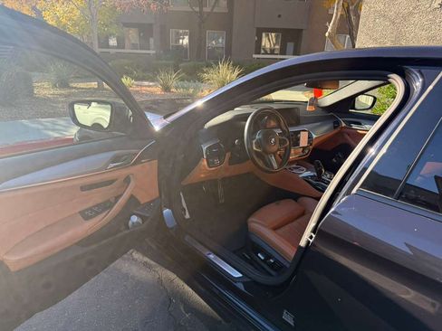 Used 2019 BMW 530e w/ M Sport Package image 4