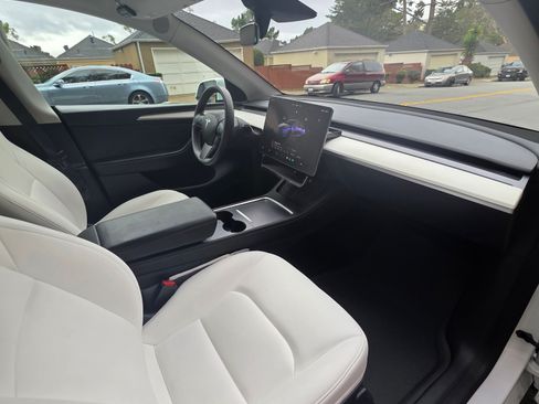 Used 2023 Tesla Model Y Performance image 9