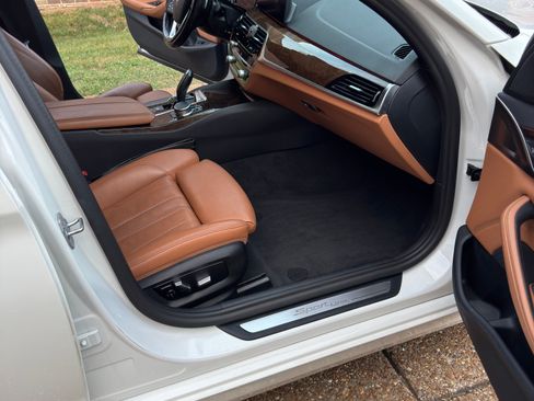 Used 2019 BMW 540i xDrive w/ Convenience Package AWD/4WD image 4