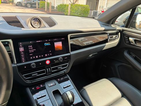 Used 2024 Porsche Macan S AWD/4WD image 2