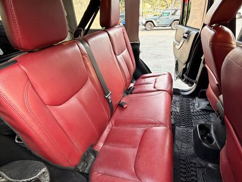 Used 2013 Jeep Wrangler Unlimited Rubicon image 9