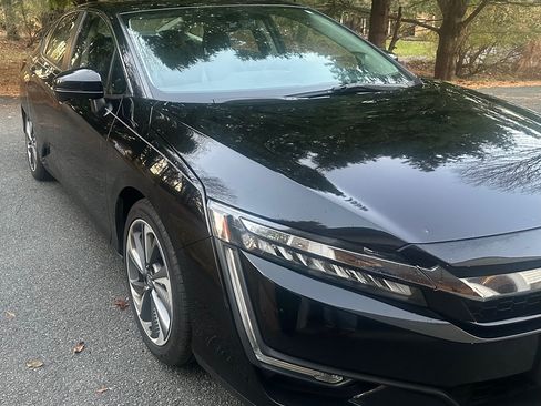 Used 2018 Honda Clarity Touring image 2
