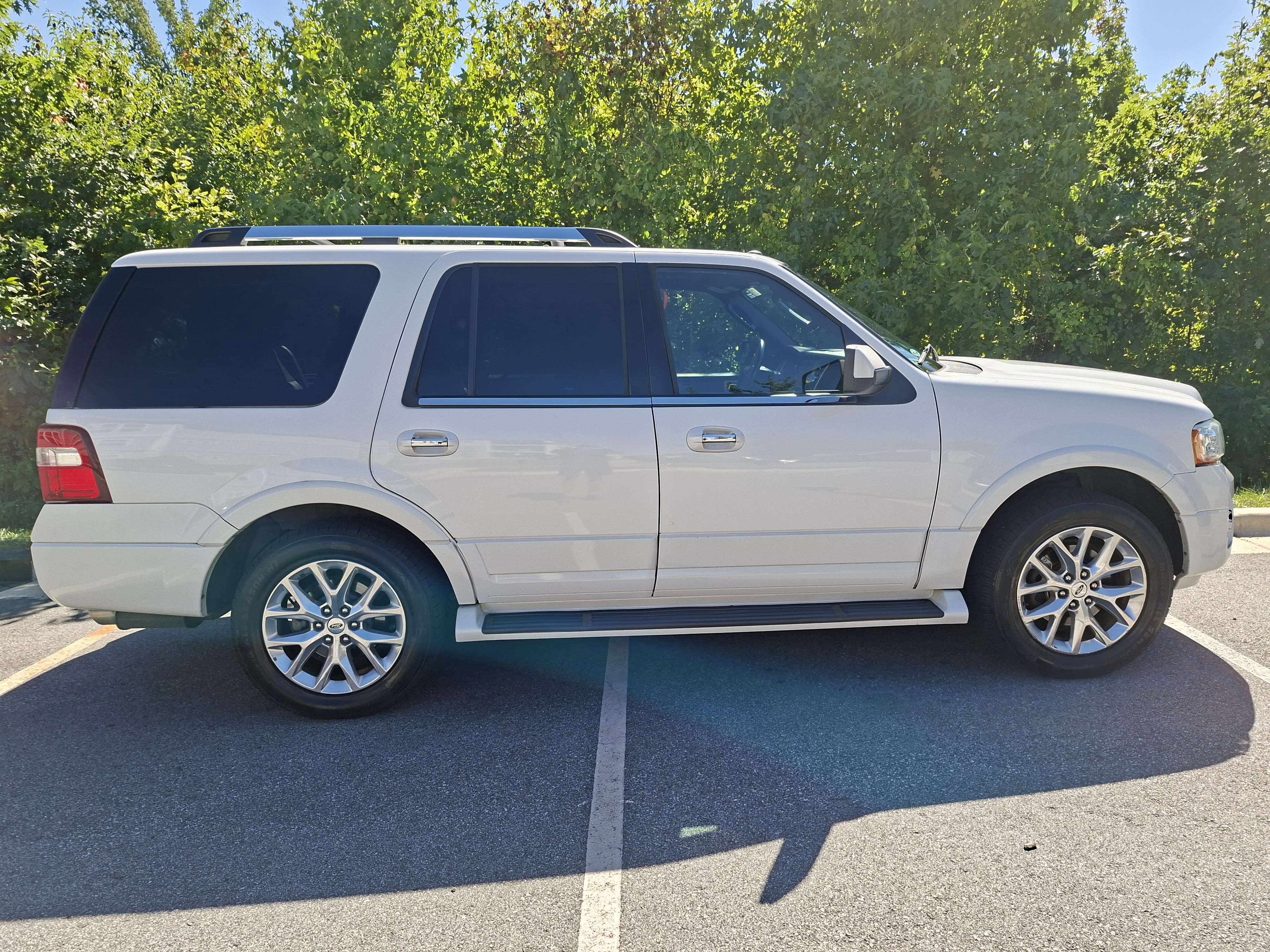 Used 2016 Ford Expedition Limited RWD image 2