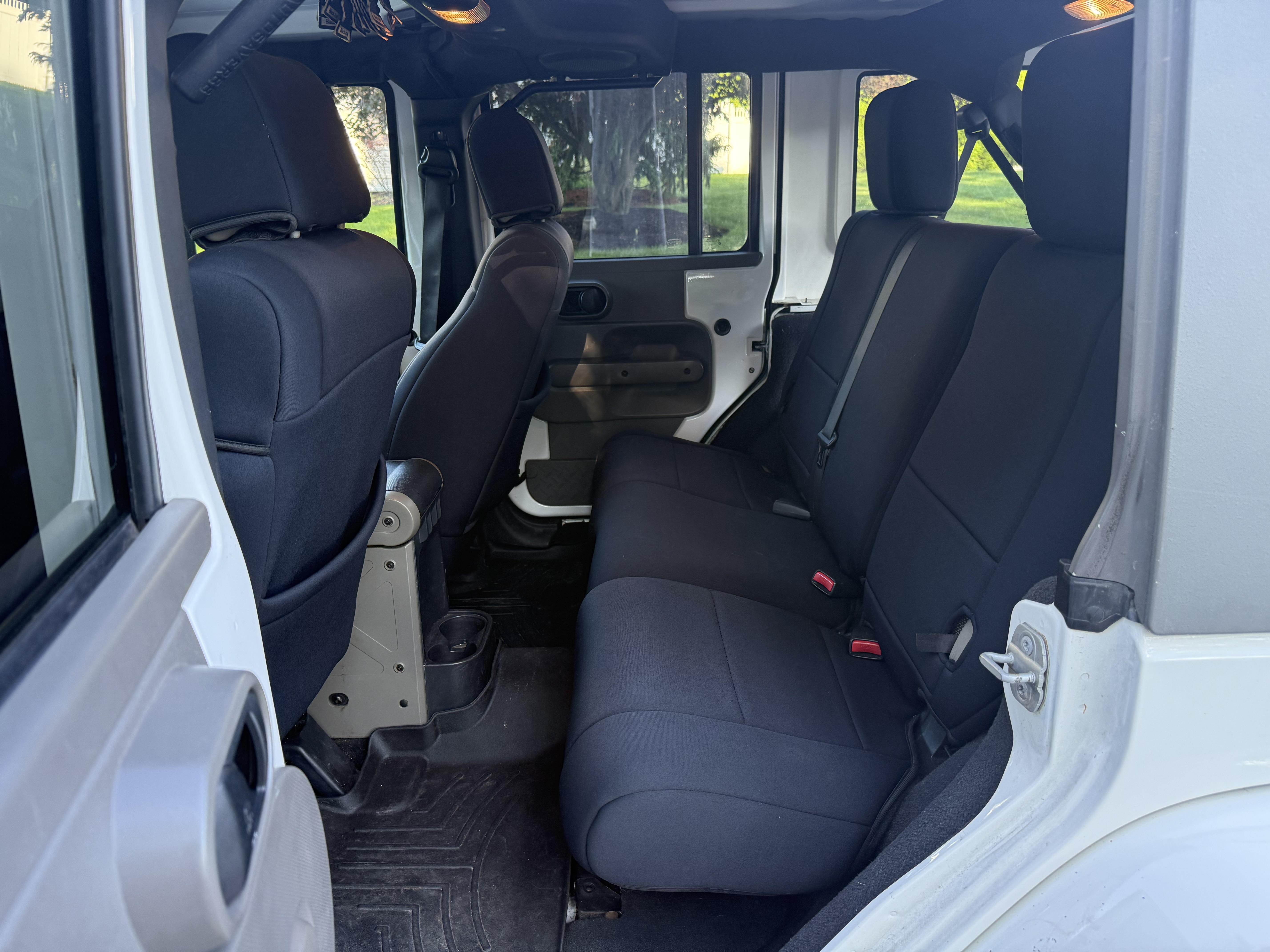 Used 2010 Jeep Wrangler Unlimited Sahara AWD/4WD image 10