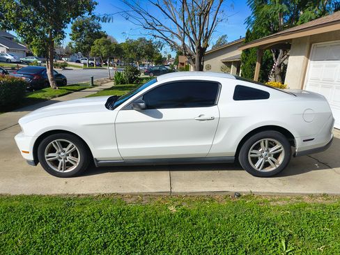 Used 2010 Ford Mustang Coupe image 4