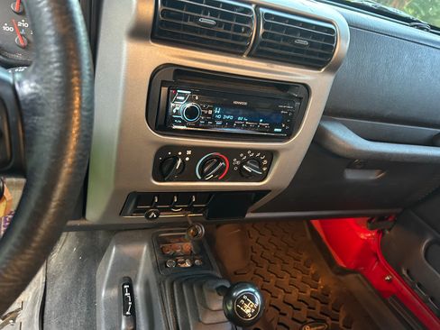 Used 2004 Jeep Wrangler X w/ Convenience Group AWD/4WD image 9