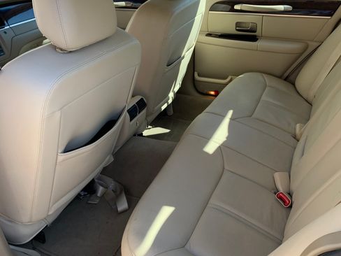 Used 2010 Lincoln Town Car Signature Limited image 8