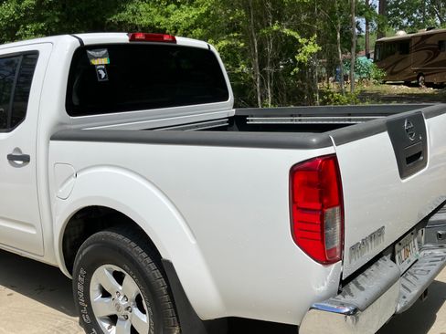 Used 2010 Nissan Frontier SE image 6