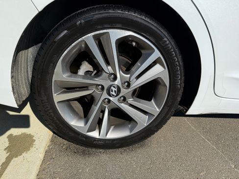 Used 2017 Hyundai Elantra Limited image 16