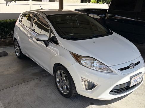 Used 2013 Ford Fiesta Titanium FWD image 2