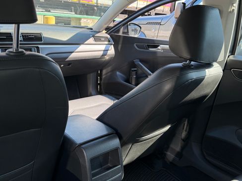 Used 2018 Volkswagen Passat 2.0T R-Line FWD image 8