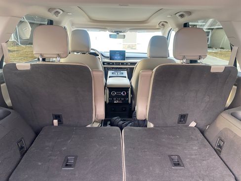 Used 2023 Lincoln Aviator AWD w/ Premium Package image 18