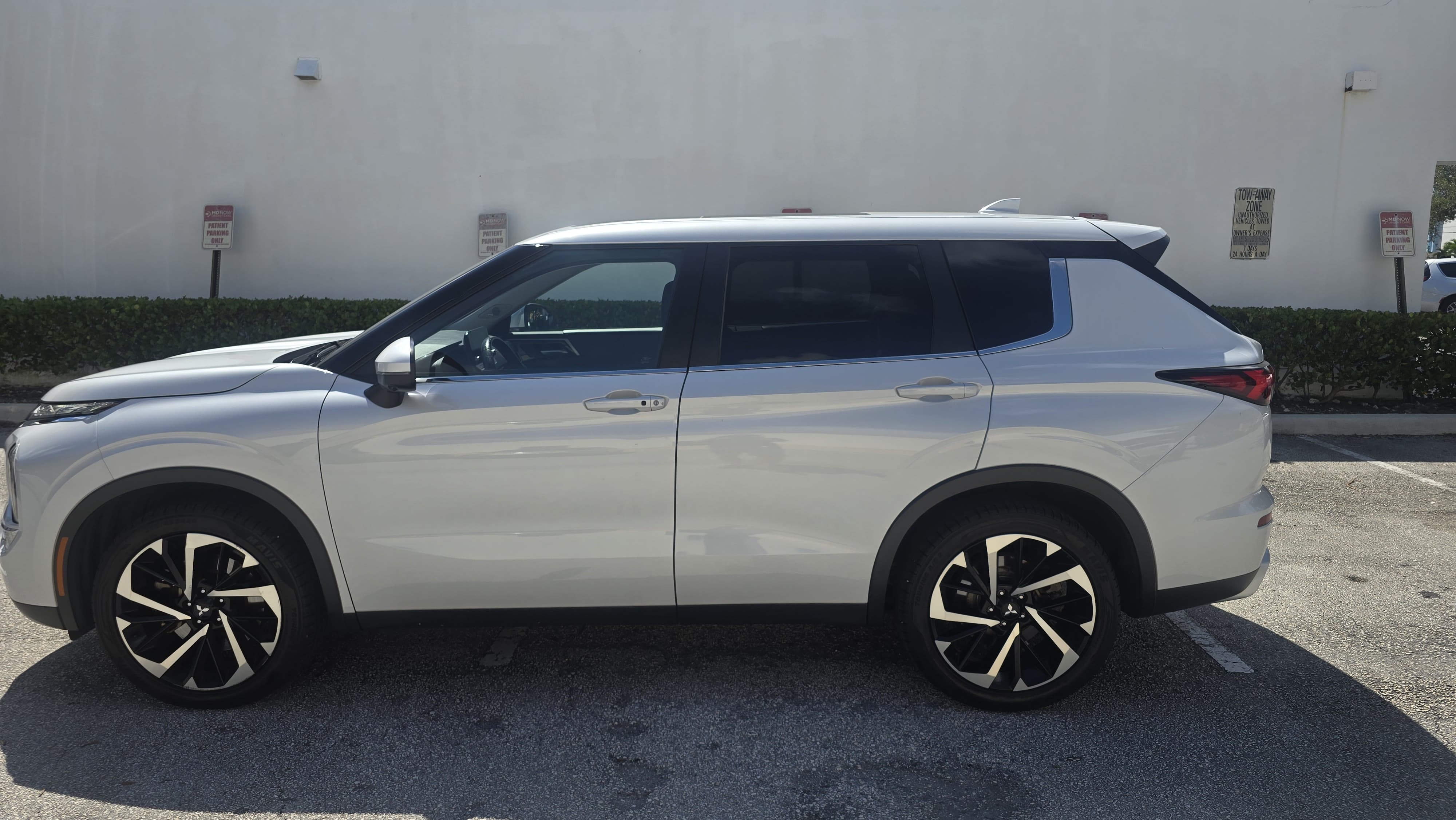 Used 2023 Mitsubishi Outlander SE FWD image 2