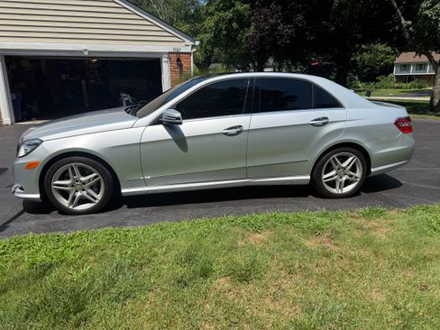 Used 2011 Mercedes-Benz E 550 4MATIC Sedan image 2
