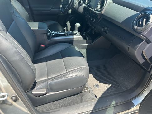 Used 2022 Toyota Tacoma TRD Off-Road w/ TRD Premium Off Road Package image 17