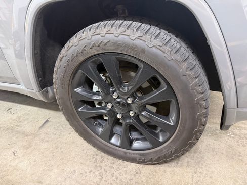 Used 2019 Jeep Grand Cherokee Altitude AWD/4WD image 13