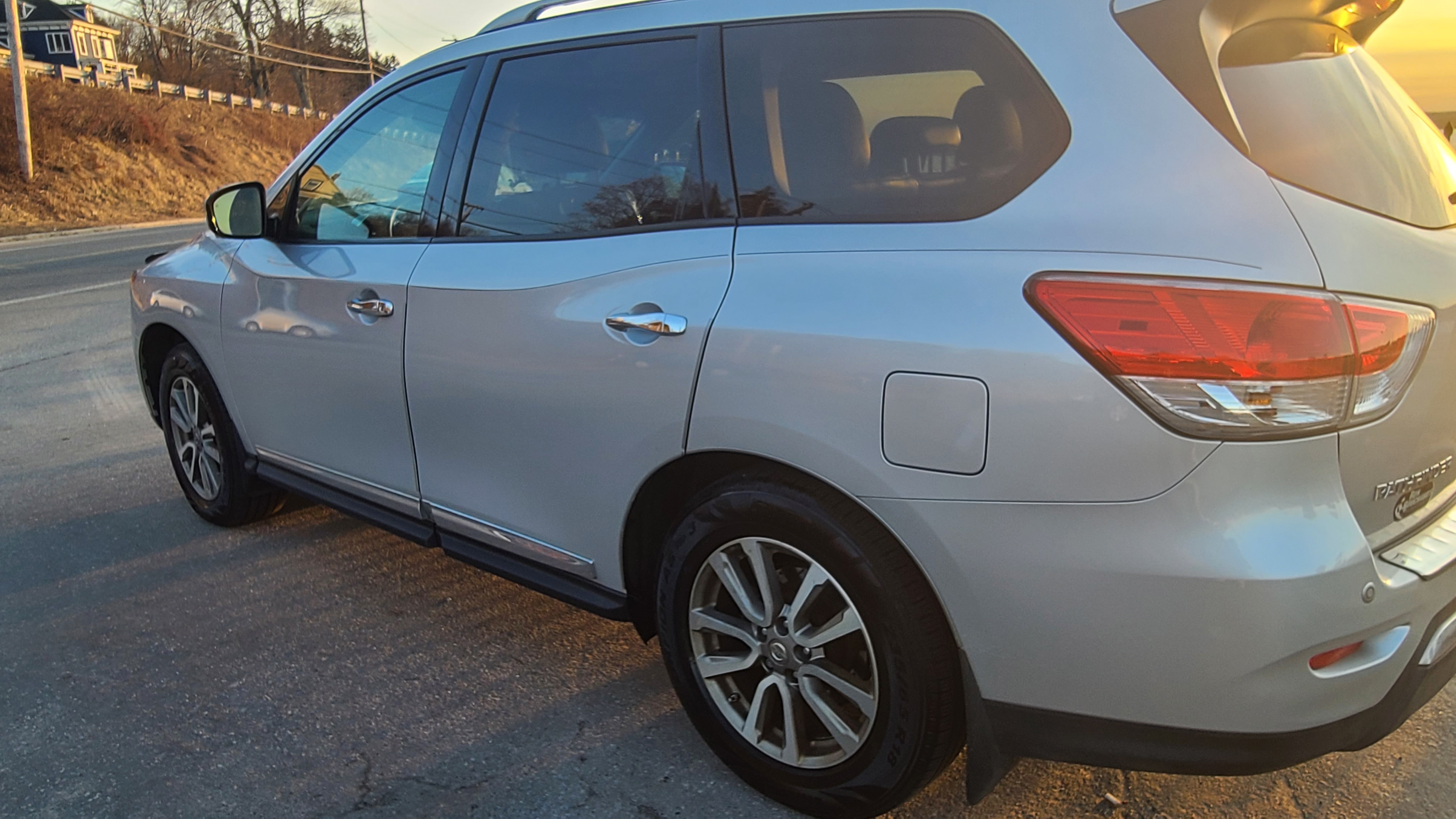 Used 2015 Nissan Pathfinder SL w/ SL Premium Package AWD/4WD image 9