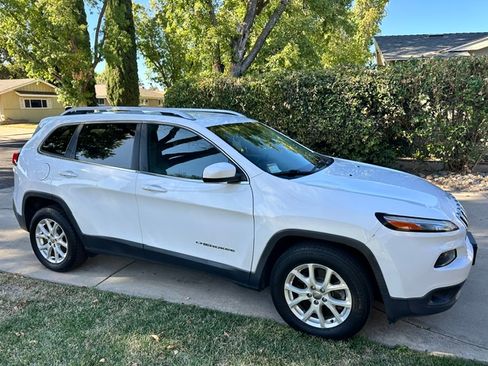 Used 2018 Jeep Cherokee Latitude FWD image 1