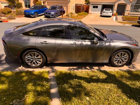 Used 2021 Toyota Mirai w/ Advanced Technology Package image 2