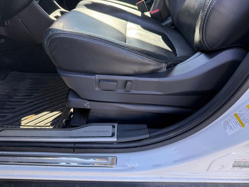 Used 2015 Mitsubishi Outlander SE image 21