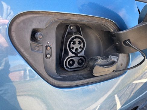 Used 2016 Volkswagen e-Golf SE w/ DC Fast Charging Package image 2