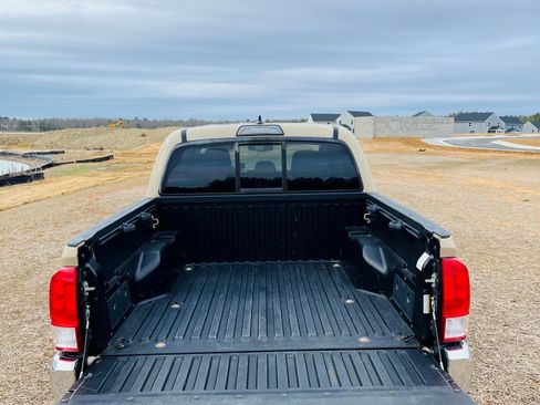 Used 2017 Toyota Tacoma SR5 w/ Tow Package image 10