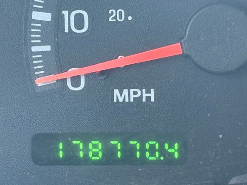 Used 2001 Ford F150 2WD SuperCrew image 2