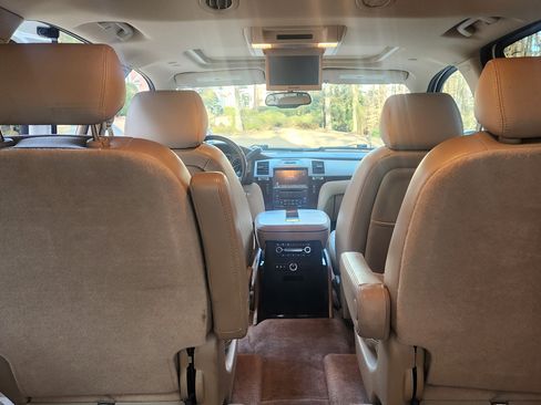 Used 2010 Cadillac Escalade Premium image 10