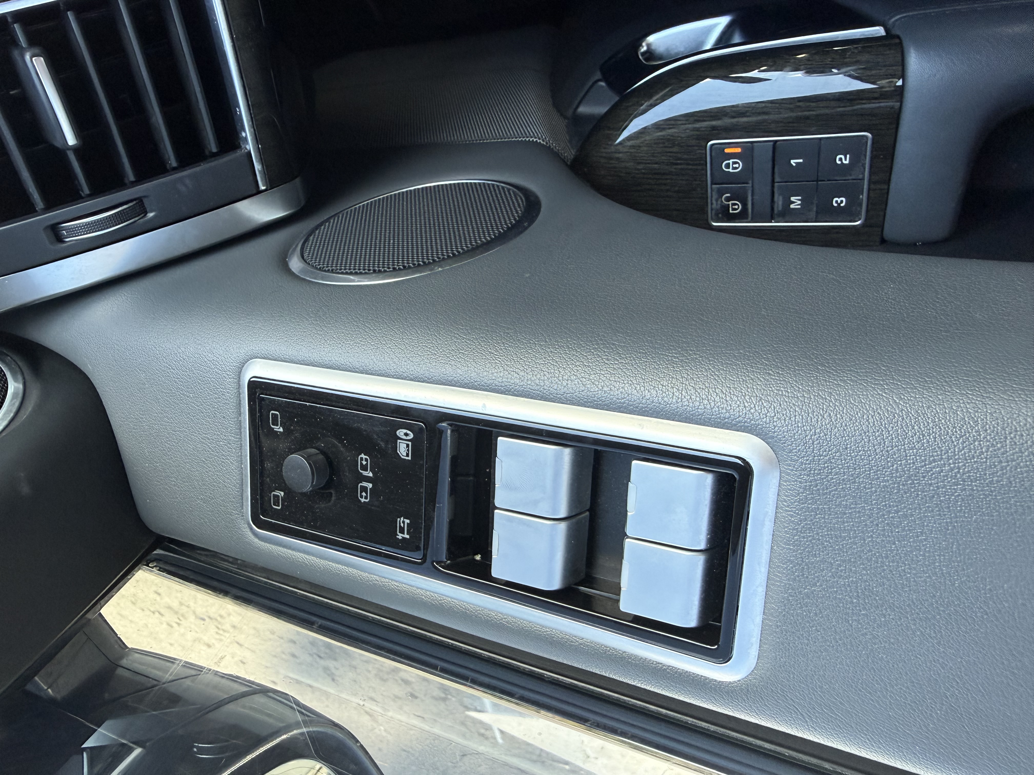 Used 2015 Land Rover Range Rover Sport SE AWD/4WD image 17