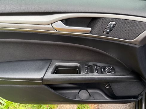 Used 2019 Ford Fusion SE FWD image 16