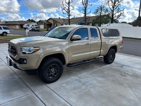 Used 2017 Toyota Tacoma SR5 image 1